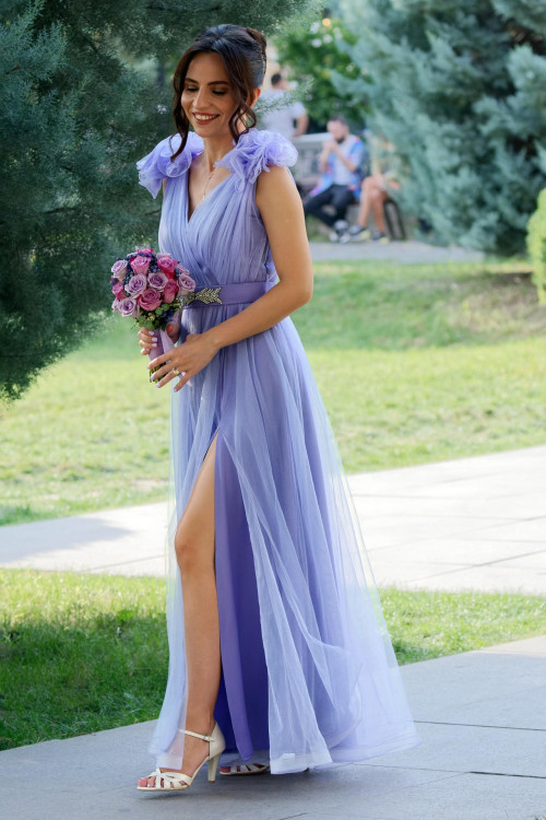 Should Your Bridesmaids Choose Their Own Dresses?