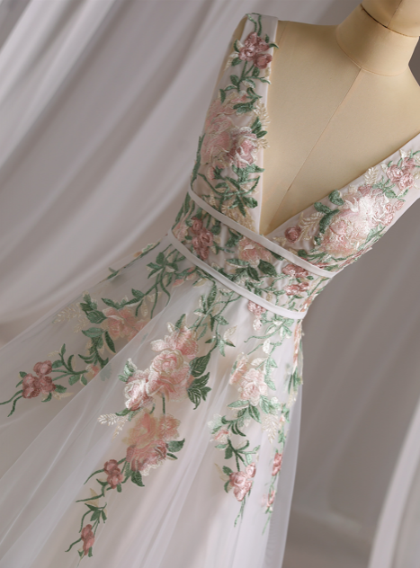 15 Floral Wedding Dresses for the Bride Who Blooms with Love