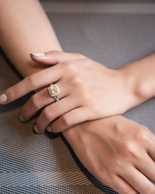 Smart & Sparkling: What to Know Before Buying an Engagement Ring Online