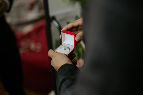Engagement Ring vs. Wedding Ring: Understanding the Differences and Making the Right Choice
